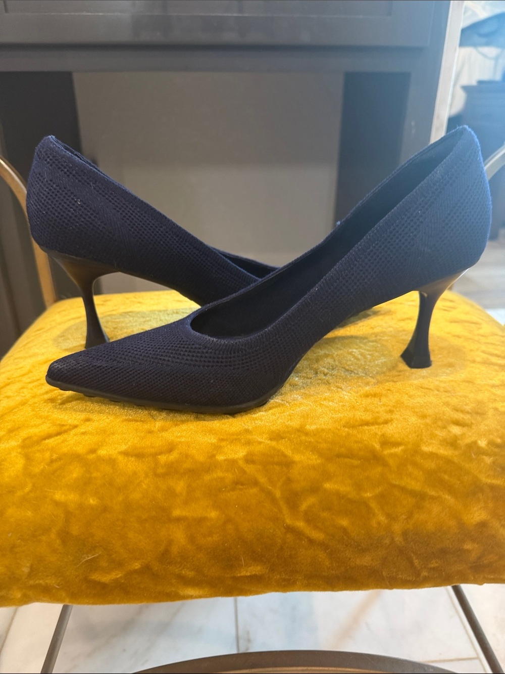 Pointed Knit Mid-Heel Pumps in Navy